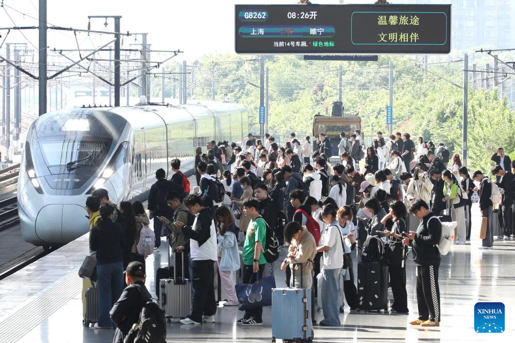 Penumpung menunggu untuk menaiki tren di Stesen Kereta Api Changzhou di provinsi Jiangsu, timur China, 5 Mei 2026. (Foto oleh Chen Wei/Xinhua)