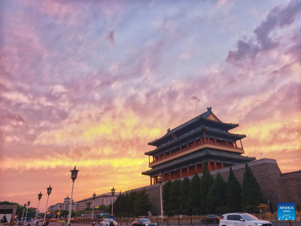 Foto yang diambil pada 6 Mei 2026 ini memaparkan pemandangan ibu kota China, Beijing, bermandikan cahaya mentari senja. (Wang Junfeng/Xinhua)