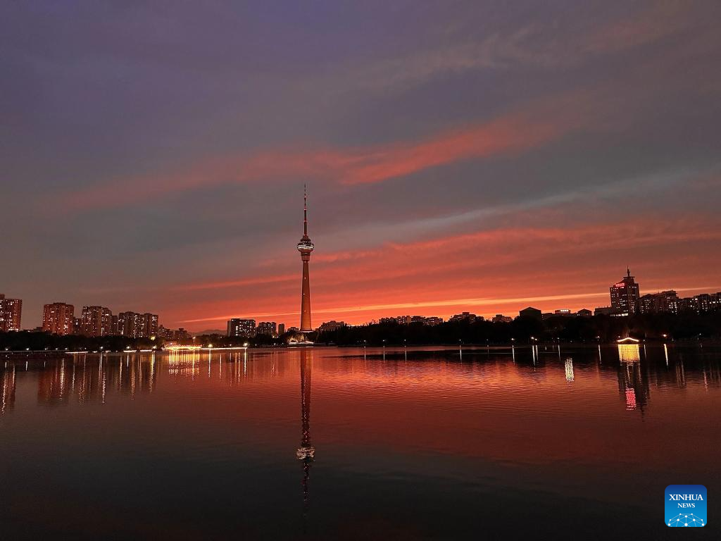 Foto yang diambil pada 6 Mei 2026 ini memaparkan pemandangan ibu kota China, Beijing, bermandikan cahaya mentari senja. (Wang Junfeng/Xinhua)