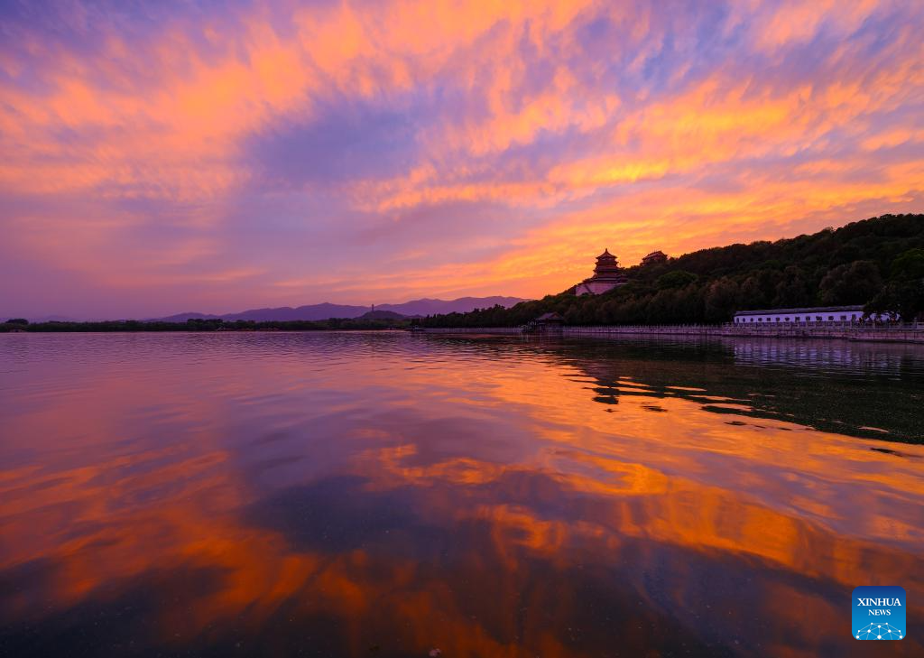 Foto yang diambil pada 6 Mei 2026 ini memaparkan pemandangan Summer Palace di ibu kota China, Beijing, ketika matahari terbenam. (Xinhua/Chen Yehua)