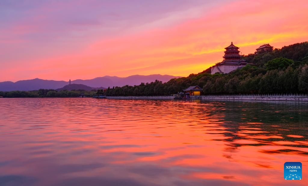 Foto yang diambil pada 6 Mei 2026 ini memaparkan pemandangan Summer Palace di ibu kota China, Beijing, ketika matahari terbenam. (Xinhua/Chen Yehua)