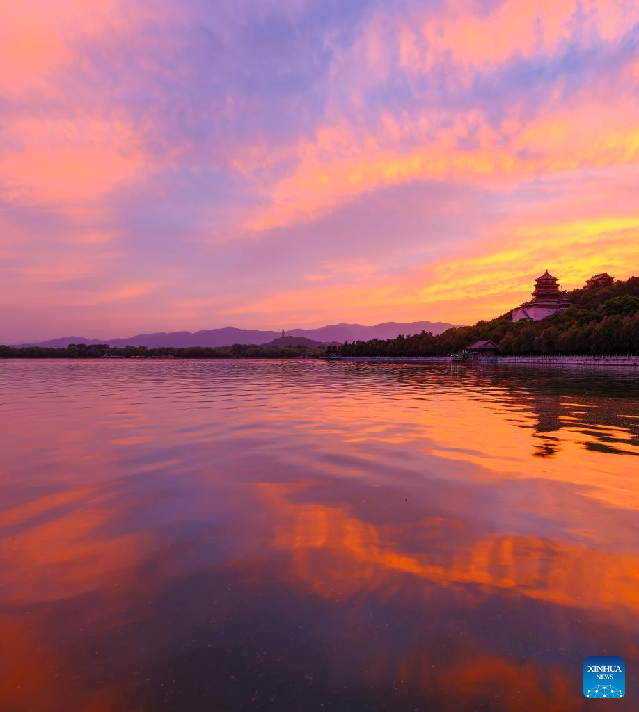 Foto yang diambil pada 6 Mei 2026 ini memaparkan pemandangan Summer Palace di ibu kota China, Beijing, ketika matahari terbenam. (Xinhua/Chen Yehua)