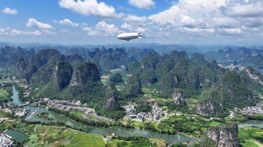 Foto dron bertarikh 14 September 2026 menunjukkan kapal udara panduan awam AS700 pertama China semasa penerbangan demonstrasi di kaunti Yangshuo, Guilin, wilayah autonomi Zhuang Guangxi, selatan China. (Foto daripada Institut Penyelidikan Kenderaan Khas di bawah Perbadanan Industri Penerbangan China, melalui Xinhua)