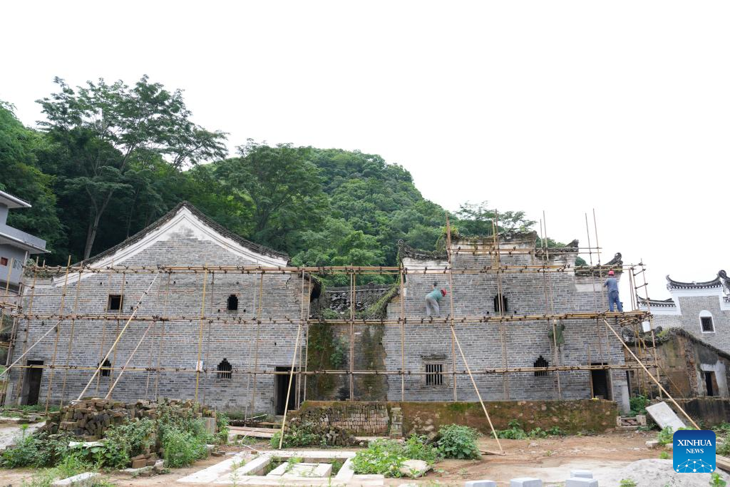 Pekerja membaiki sebuah kediaman purba di kampung Baojing di Yongzhou, provinsi Hunan, tengah China, 10 Mei 2026. (Xinhua/Chen Zhenhai)