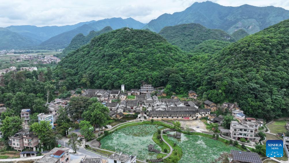 Foto dron pada 9 Mei 2026 menunjukkan kediaman purba di kampung Baojing di Yongzhou, provinsi Hunan, tengah China. (Xinhua/Zhao Zhongzhi)