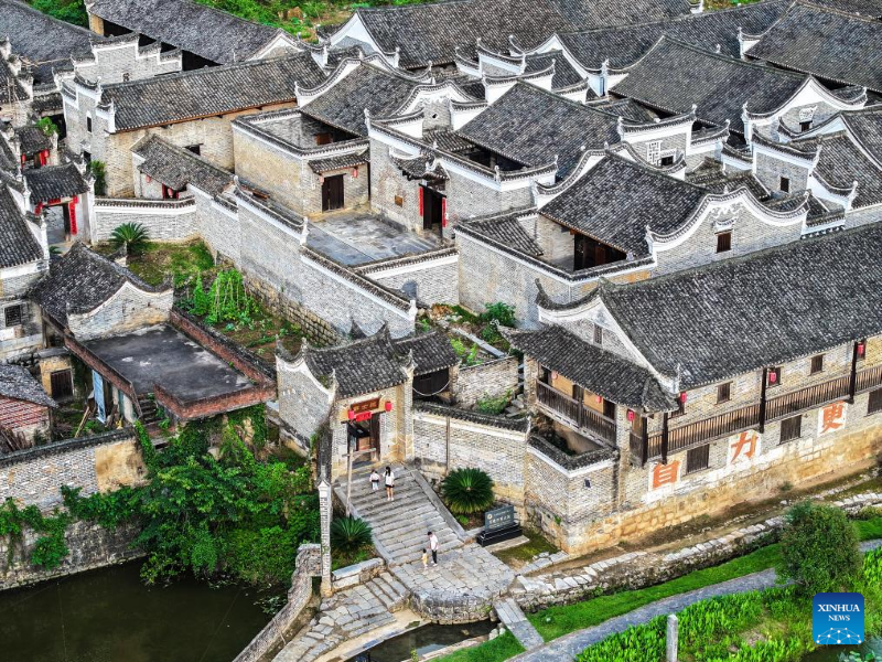 Foto dron pada 9 Mei 2026 menunjukkan kediaman purba di kampung Baojing di Yongzhou, provinsi Hunan, tengah China. (Xinhua/Zhao Zhongzhi)
