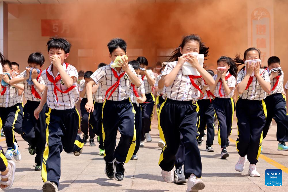 Para pelajar belajar menggunakan simpul penyelamat di bawah bimbingan bomba di Kawasan Baharu Tianfu, provinsi Sichuan, barat daya China, 11 Mei 2026. (Weng Guangjian/Xinhua)