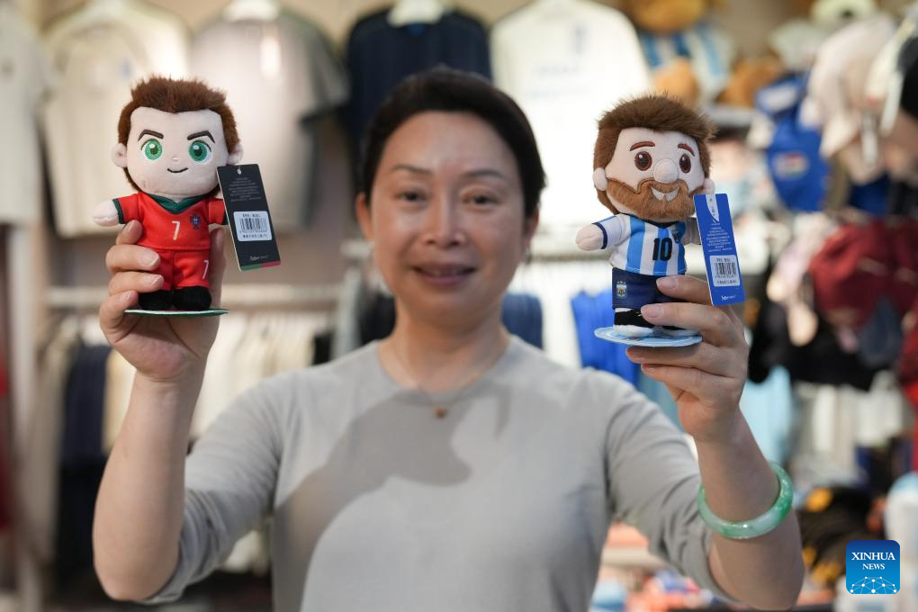 Seorang penjual mempamerkan barang bertemakan Piala Dunia di Pasar Perdagangan Antarabangsa Yiwu, provinsi Zhejiang, timur China, 15 Mei 2026. (Xinhua/Huang Zongzhi)