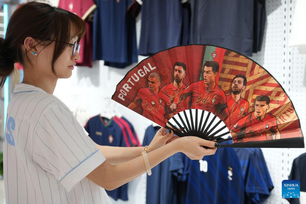 Seorang penjual mempamerkan barang bertemakan Piala Dunia di Pasar Perdagangan Antarabangsa Yiwu, provinsi Zhejiang, timur China, 15 Mei 2026. (Xinhua/Huang Zongzhi)