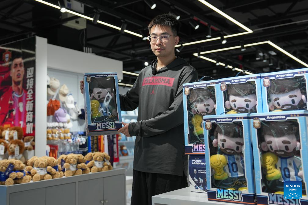 Seorang penjual mempamerkan barang bertemakan Piala Dunia di Pasar Perdagangan Antarabangsa Yiwu, provinsi Zhejiang, timur China, 15 Mei 2026. (Xinhua/Huang Zongzhi)