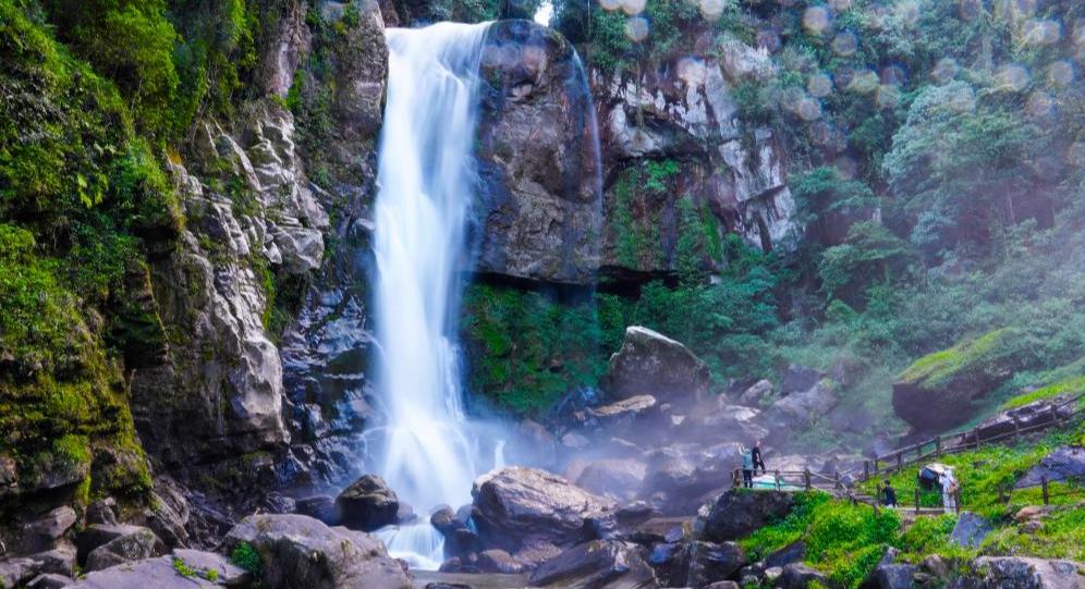 Kelompok Air Terjun Tarik Pelancong ke Yunnan
