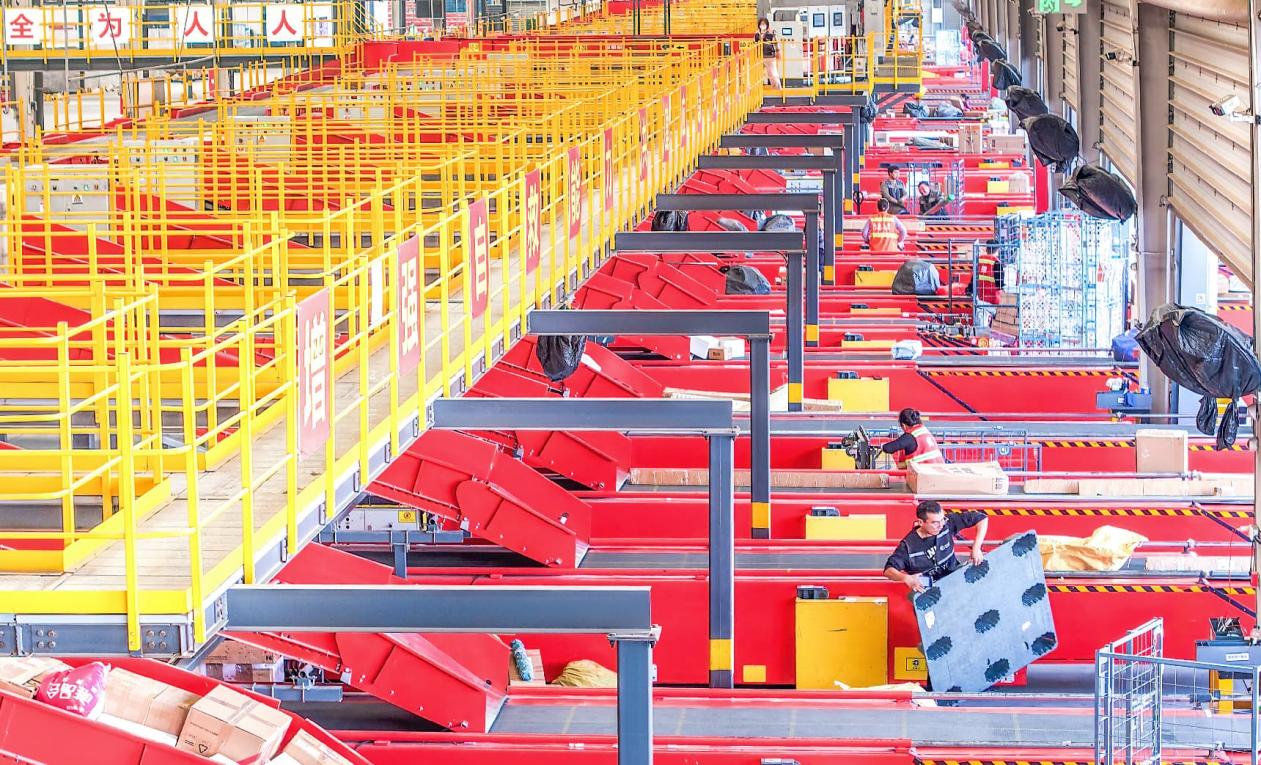 Pekerja memproses bungkusan kiriman ekspres yang diisih secara automatik di sebuah taman logistik di Suqian, provinsi Jiangsu, timur China. (Foto/Chen Shaoshuai)