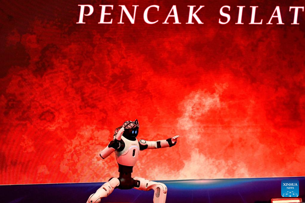 Sebuah robot manusia membuat persembahan pada satu persidangan rakan kongsi oleh syarikat China AGIBOT di Jakarta, Indonesia, 9 Jun 2026. (Xinhua/Agung Kuncahya B.)