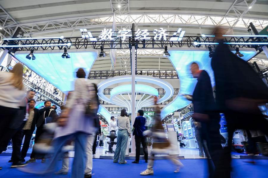 Orang ramai mengunjungi kawasan pameran ekonomi digital semasa Ekspo China-Rusia ke-10 di Harbin, provinsi Heilongjiang, timur laut China, 18 Mei 2026. (Xinhua/Na Yuqi)