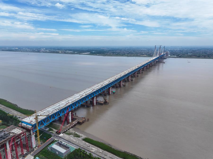 Foto dron pada 9 Jun 2026 ini menunjukkan pemandangan Jambatan Lebuh Raya-Kereta Api Chongqi merentas Sungai Yangtze antara Shanghai dan Jiangsu di timur China. (Xinhua/Ji Chunpeng)