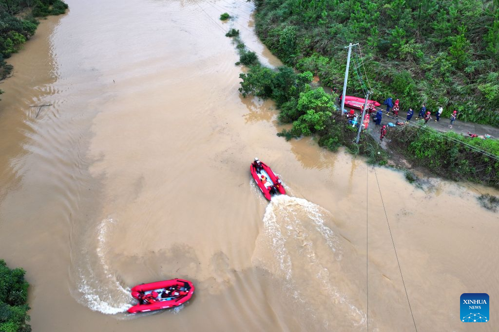 Foto dron pada 7 Julai 2026 menunjukkan penyelamat membawa bot untuk memindahkan penduduk yang terkandas di kampung Liujia di Qinzhou, wilayah autonomi Zhuang Guangxi. (Xinhua/Ao Shuaichang)