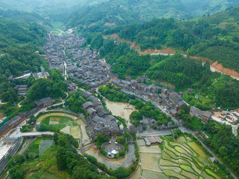 Foto memaparkan pemandangan udara kampung Dong Zhaoxing di kaunti Liping, kawasan autonomi Miao dan Dong Qiandongnan, provinsi Guizhou, barat daya China. (People's Daily Online/Yang Qian)