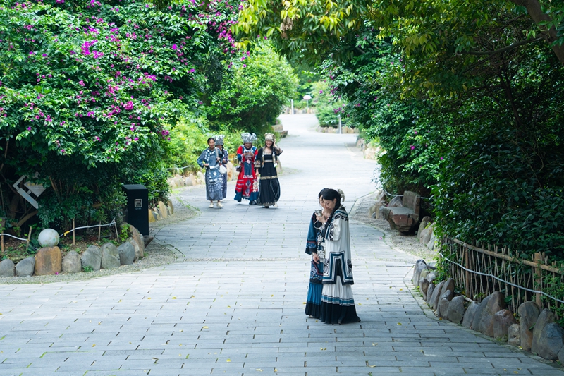 Pelancong bergambar di sebuah jalan di kampung Dong Zhaoxing di kaunti Liping, kawasan autonomi Miao dan Dong Qiandongnan, provinsi Guizhou, barat daya China. (People's Daily Online/Yang Qian)