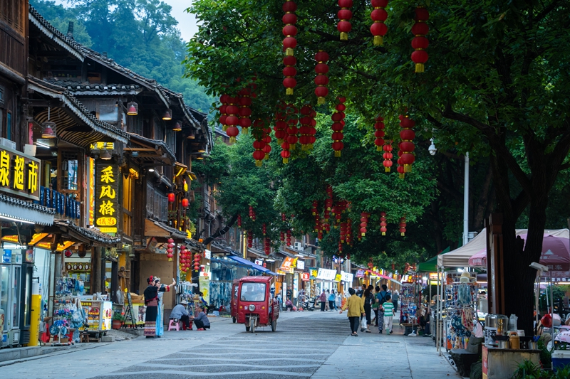 Foto menunjukkan kemeriahan kampung Dong Zhaoxing di kaunti Liping, kawasan autonomi Miao dan Dong Qiandongnan, provinsi Guizhou, barat daya China. (People's Daily Online/Yang Qian)