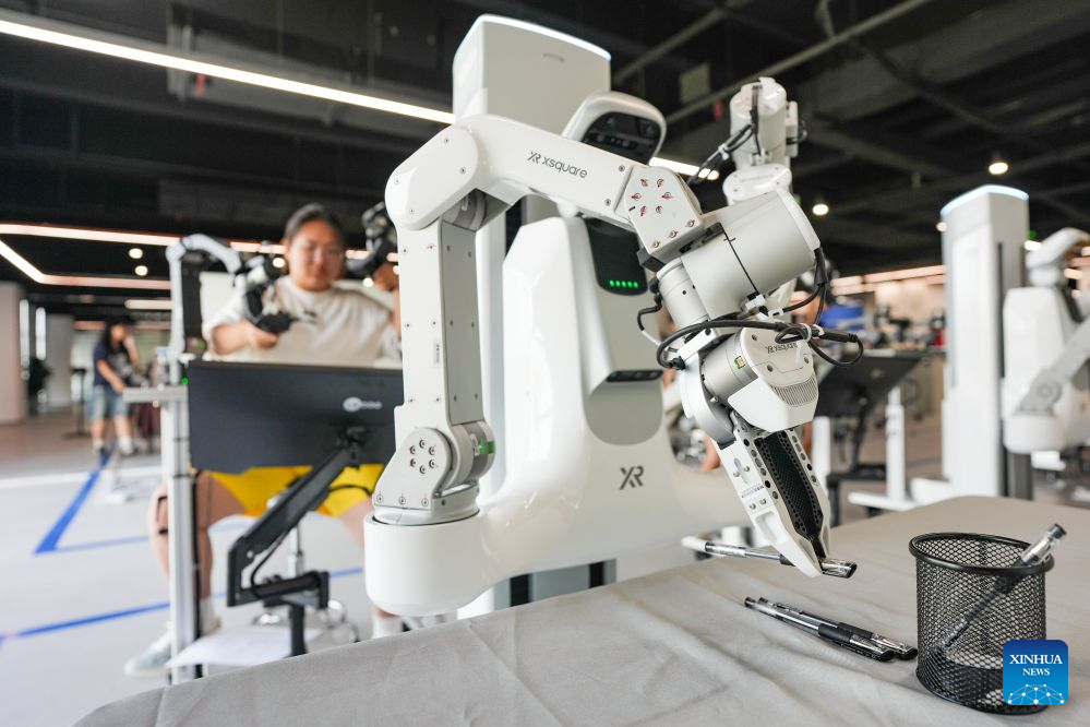 Robot menjalankan tugas dalam simulasi senario jualan di pusat latihan teknologi dan inovasi robot Tianfu Jiangxi Laboratory di Chengdu, provinsi Sichuan, barat daya China, 15 Julai 2026. (Xinhua/Wang Xi)