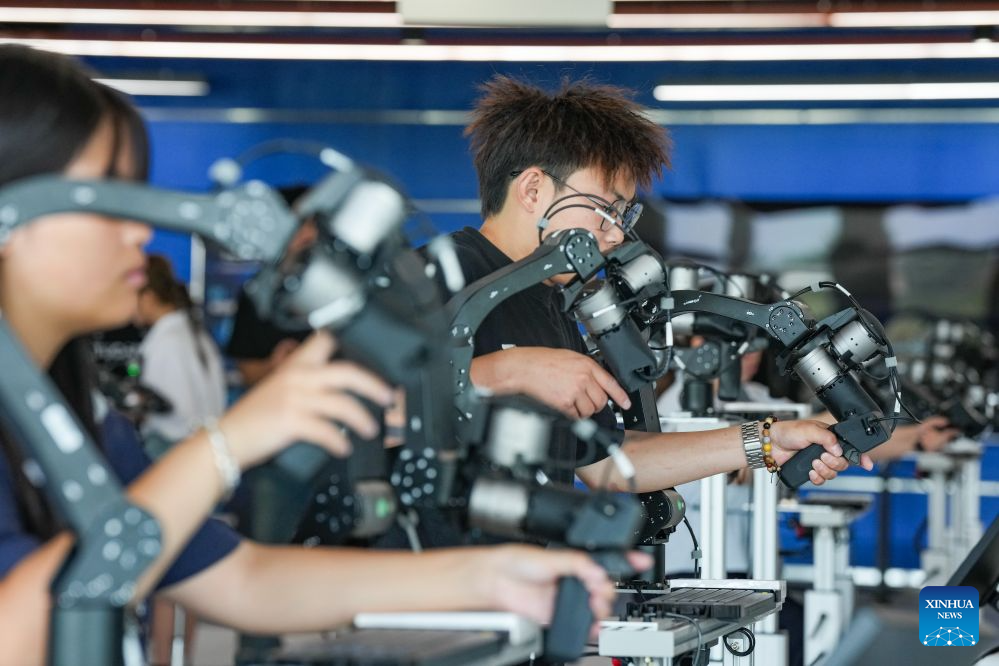 Jurutera mengumpul data gerakan di pusat latihan teknologi dan inovasi robot Tianfu Jiangxi Laboratory di Chengdu, provinsi Sichuan, barat daya China, 15 Julai 2026. (Xinhua/Wang Xi)