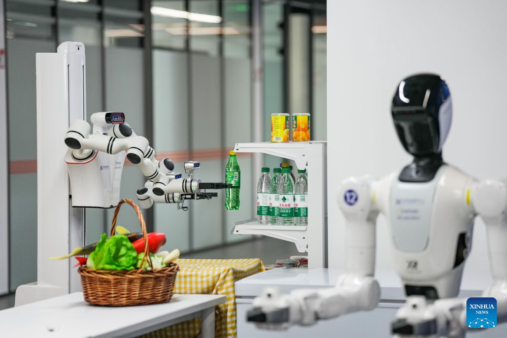 Sebuah robot menghantar barang dalam simulasi senario kedai tanpa manusia di pusat latihan teknologi dan inovasi robot Tianfu Jiangxi Laboratory di Chengdu, provinsi Sichuan, barat daya China, 15 Julai 2026. (Xinhua/Wang Xi)