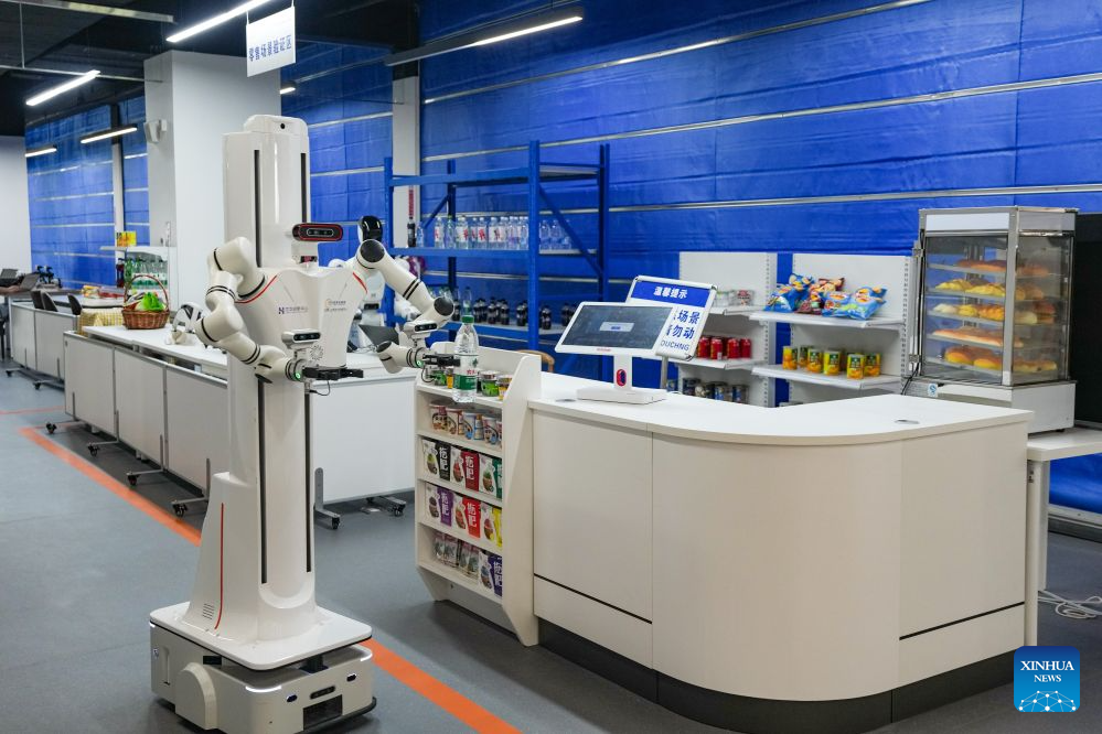 Sebuah robot menghantar barang dalam simulasi senario kedai tanpa manusia di pusat latihan teknologi dan inovasi robot Tianfu Jiangxi Laboratory di Chengdu, provinsi Sichuan, barat daya China, 15 Julai 2026. (Xinhua/Wang Xi)