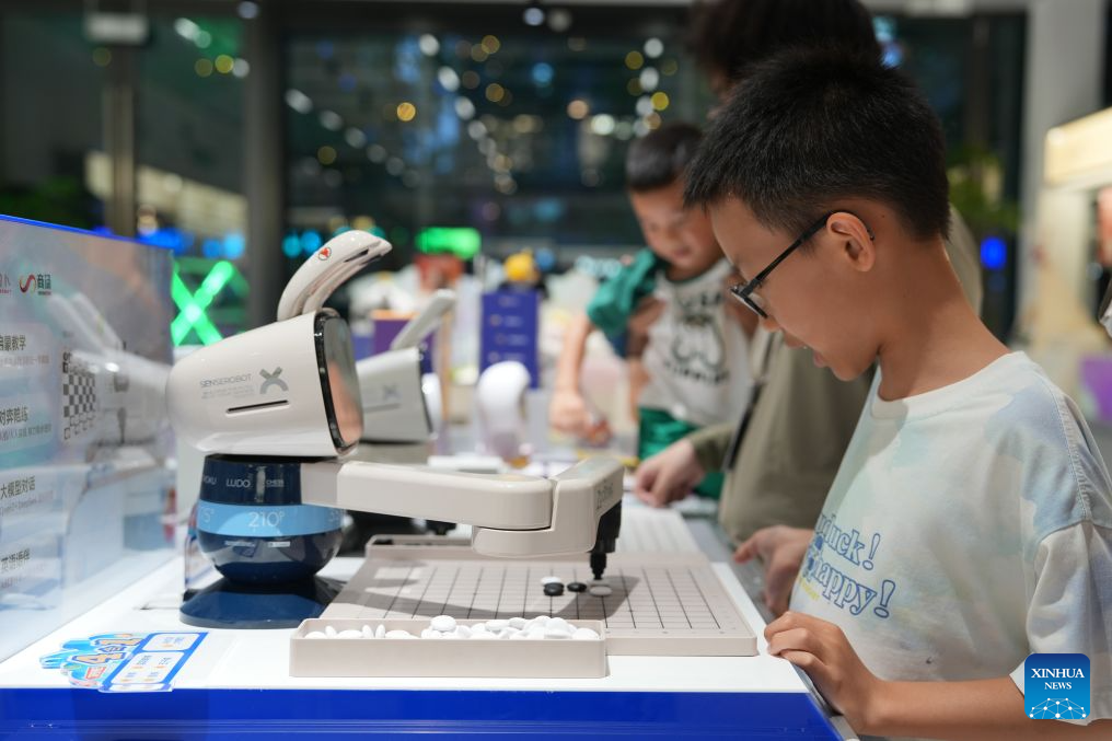 Seorang kanak-kanak bermain dengan robot di kedai robot pintar ROBO+ di Chengdu, provinsi Sichuan, barat daya China, 15 Julai 2026. (Xinhua/Xu Bingjie)