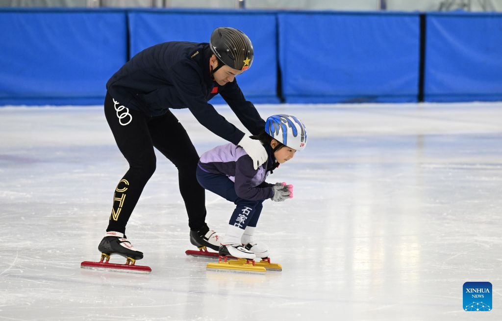 Seorang kanak-kanak belajar meluncur di sebuah gelanggang luncur ais di Shijiazhuang, provinsi Hebei, utara China, 21 Julai 2026. (Foto oleh Chen Qibao/Xinhua)