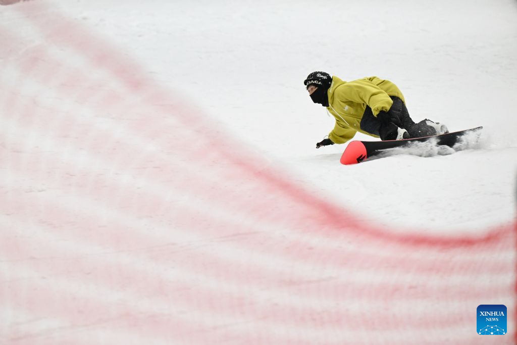 Seorang pelawat bermain ski di sebuah resort ski dalam bangunan di Shijiazhuang, provinsi Hebei, utara China, 21 Julai 2026. (Foto oleh Chen Qibao/Xinhua)