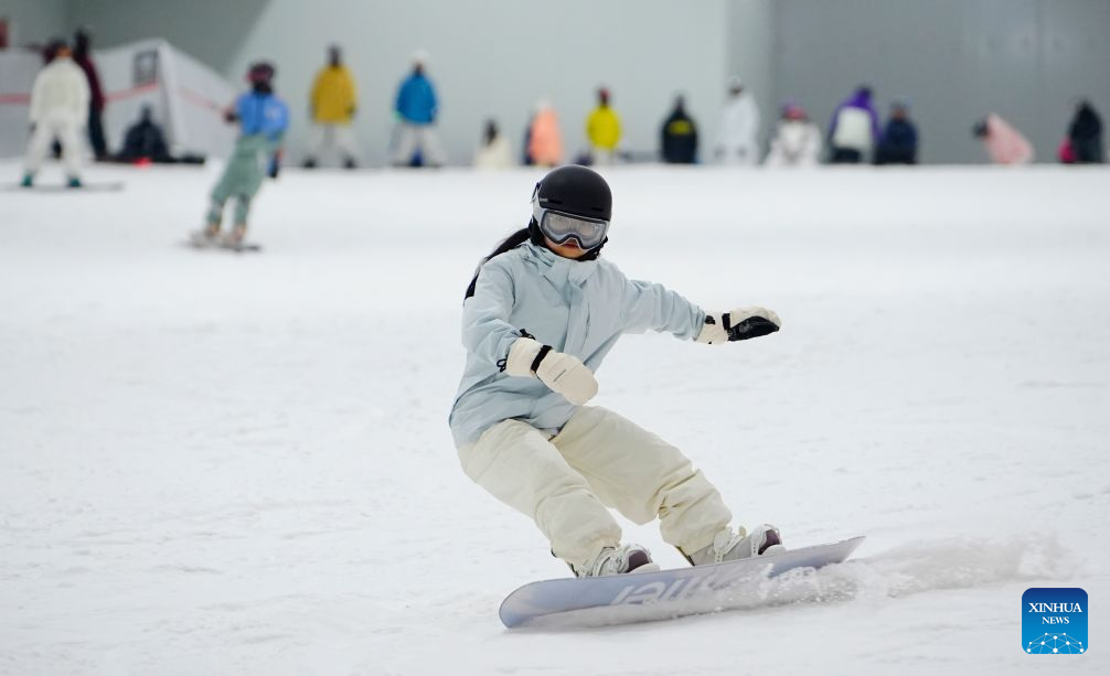 Pelawat bermain ski di sebuah resort ski dalam bangunan di Shijiazhuang, provinsi Hebei, utara China, 21 Julai 2026. (Foto oleh Yan Zhiguo/Xinhua)