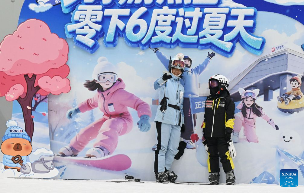 Orang ramai bergembira di sebuah resort ski dalam bangunan di Shijiazhuang, provinsi Hebei, utara China, 21 Julai 2026. (Foto oleh Yan Zhiguo/Xinhua)
