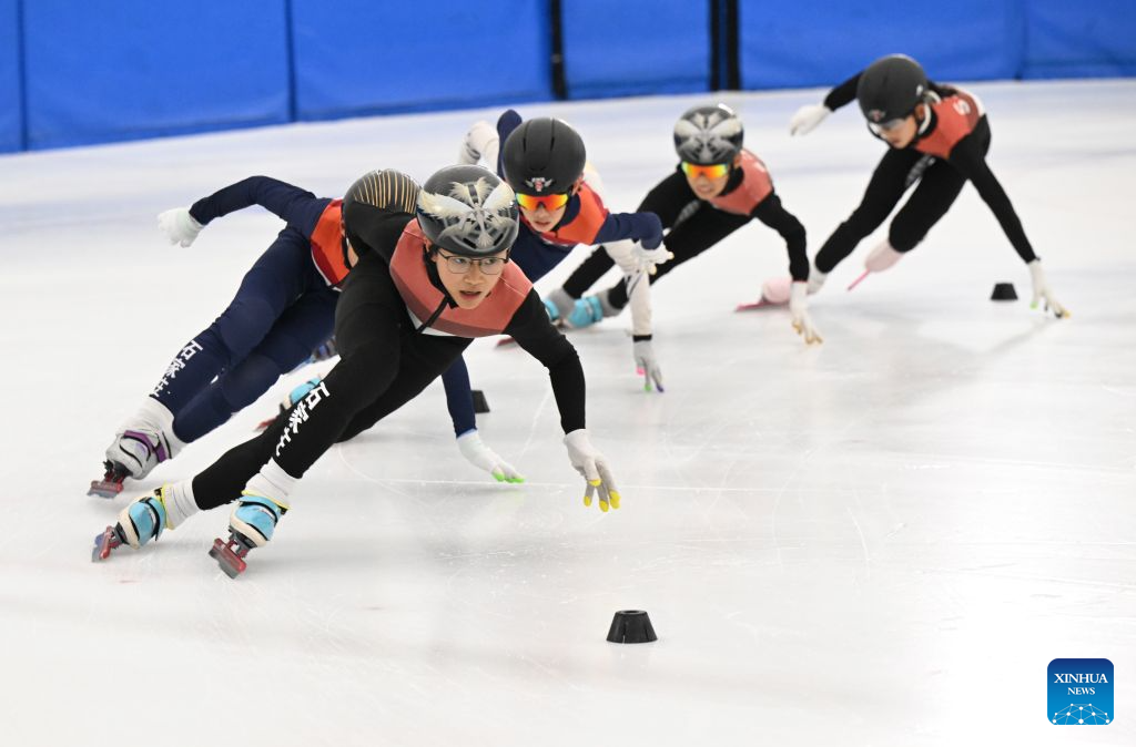 Kanak-kanak berlatih meluncur di sebuah gelanggang luncur ais di Shijiazhuang, provinsi Hebei, utara China, 21 Julai 2026. (Foto oleh Chen Qibao/Xinhua)