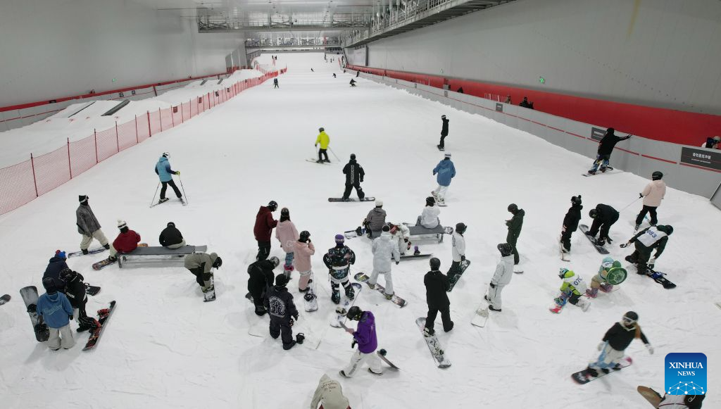 Orang ramai bermain ski di sebuah resort ski dalam bangunan di Shijiazhuang, provinsi Hebei, utara China, 21 Julai 2026. (Foto oleh Yan Zhiguo/Xinhua)