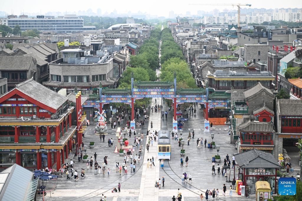 Foto yang diambil pada 24 Julai 2026 ini memaparkan pemandangan kawasan pejalan kaki Qianmen di Beijing, ibu negara China. (Xinhua/Chen Zhonghao)