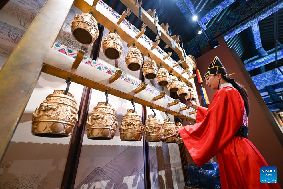 Seorang pekerja membunyikan loceng bianzhong di kompleks Pentadbiran Muzik Memuji Dewa di Taman Temple of Heaven, Beijing, ibu negara China, 24 Julai 2026. (Xinhua/Chen Zhonghao)