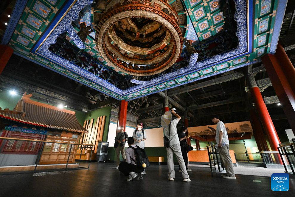 Orang ramai mengunjungi Muzium Seni Bina Purba Beijing di Altar Dewa Pertanian yang juga dikenali sebagai Kuil Xiannongtan, Beijing, ibu negara China, 24 Julai 2026. (Xinhua/Chen Zhonghao)