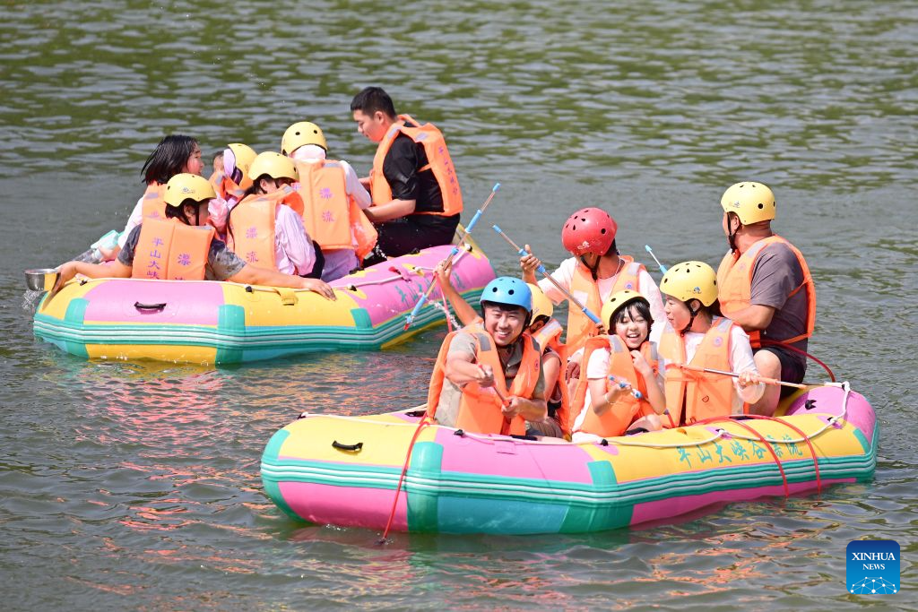 Pelancong bermain rakit di kawasan peranginan ngarai besar kaunti Pingshan di Shijuazhuang, provinsi Hebei, utara China, 26 Julai 2026. (Foto oleh Feng Yichao/Xinhua)