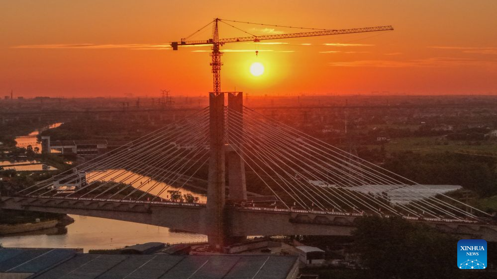 Foto dron pada 29 Julai 2026 ini menunjukkan tapak pembinaan jambatan kabel tambat yang merentangi Sungai Zhangjiagang di provinsi Jiangsu, timur China. (Xinhua/Li Bo)