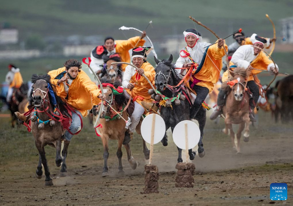 Seorang gembala menonjolkan aksi lasak menunggang kuda pada satu acara persembahan berkuda yang menyerlahkan kemahiran tradisional, di kaunti Litang, provinsi Sichuan, barat daya China, 31 Julai 2026. (Foto oleh Xiang Wenjun/Xinhua)
