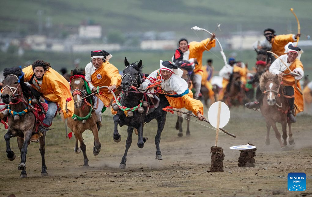 Gembala menonjolkan aksi lasak menunggang kuda pada satu acara persembahan berkuda yang menyerlahkan kemahiran tradisional, di kaunti Litang, provinsi Sichuan, barat daya China, 31 Julai 2026. (Foto oleh Xiang Wenjun/Xinhua)