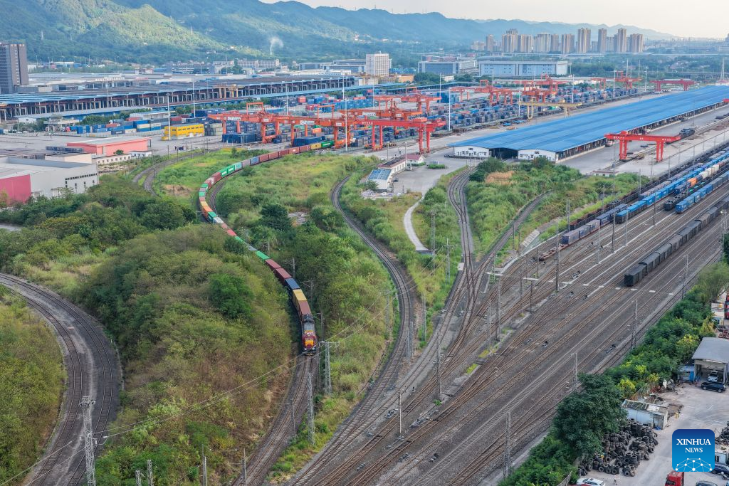 Foto dron bertarikh 28 Julai 2026 ini menunjukkan sebuah kereta api barang Koridor Perdagangan Darat-Laut Antarabangsa Baharu berlepas dari Stesen Tuanjiecun di bandar Chongqing, barat daya China. (Xinhua/Huang Wei)