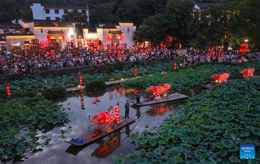 Foto dron ini menunjukkan satu perarakan tanglung ikan di kampung Chengkan, daerah Huizhou, bandar Huangshan, provinsi Anhui, timur China, 16 Julai 2026. (Foto oleh Shi Yalei/Xinhua)