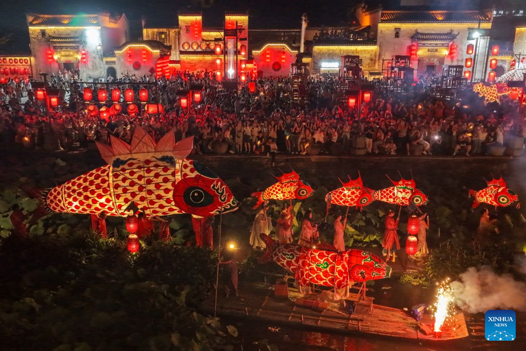 Foto dron ini menunjukkan satu perarakan tanglung ikan di kampung Chengkan, daerah Huizhou, bandar Huangshan, provinsi Anhui, timur China, 3 Ogos 2026. (Foto oleh Shi Yalei/Xinhua)