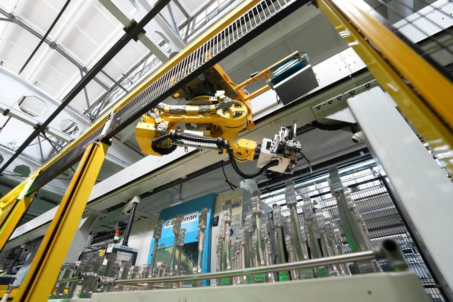 Sebuah lengan robotik bekerja di bengkel Harbin Turbine Co. di Harbin, provinsi Heilongjiang, timur laut China, 23 April 2026. (Xinhua/Wang Song)