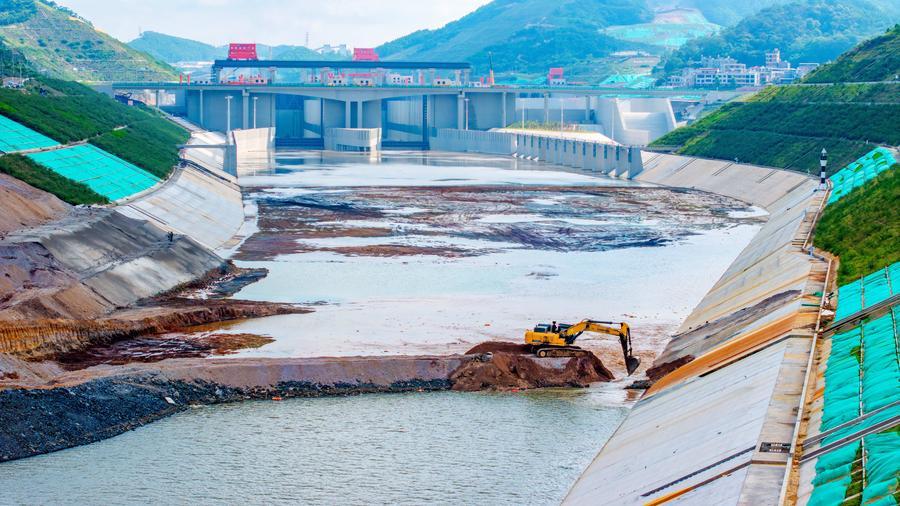 Foto dron yang diambil pada 3 Jun 2026 ini menunjukkan air sedang dipam ke hab Madao Terusan Pinglu di wilayah autonomi Zhuang Guangxi, selatan China. (Foto oleh Zhao Zhenyu/Xinhua)