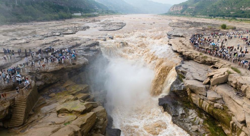 Air Terjun Hukou Tarik Pelancong Musim Panas