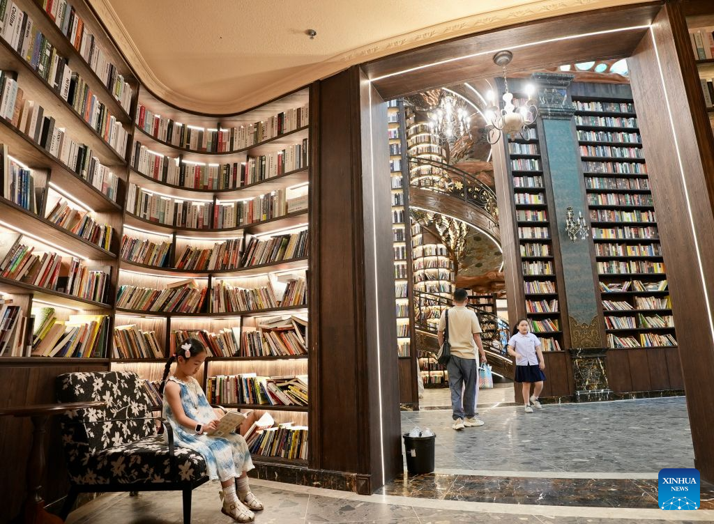 Orang melawat sebuah perpustakaan dalam lubang benam di kaunti Wuyuan, provinsi Jiangxi, timur China, 26 Ogos 2026. (Xinhua/Hu Chenhuan)