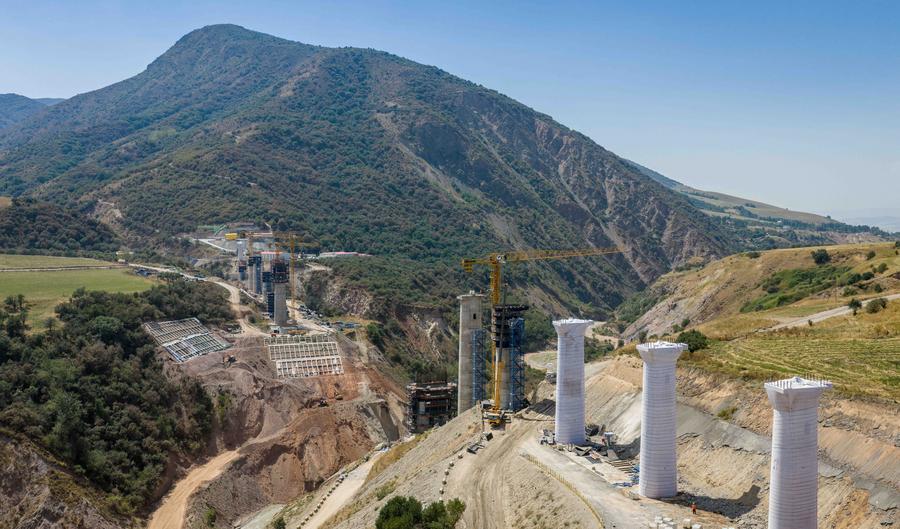 Foto dron bertarikh 15 Ogos 2026 ini menunjukkan tapak pembinaan sebuah jambatan besar di Sungai Kex-Alat rel China-Kyrgyzstan-Uzbekistan di Jalalabad, Kyrgyzstan. (Foto oleh Li Renzi /Xinhua)
