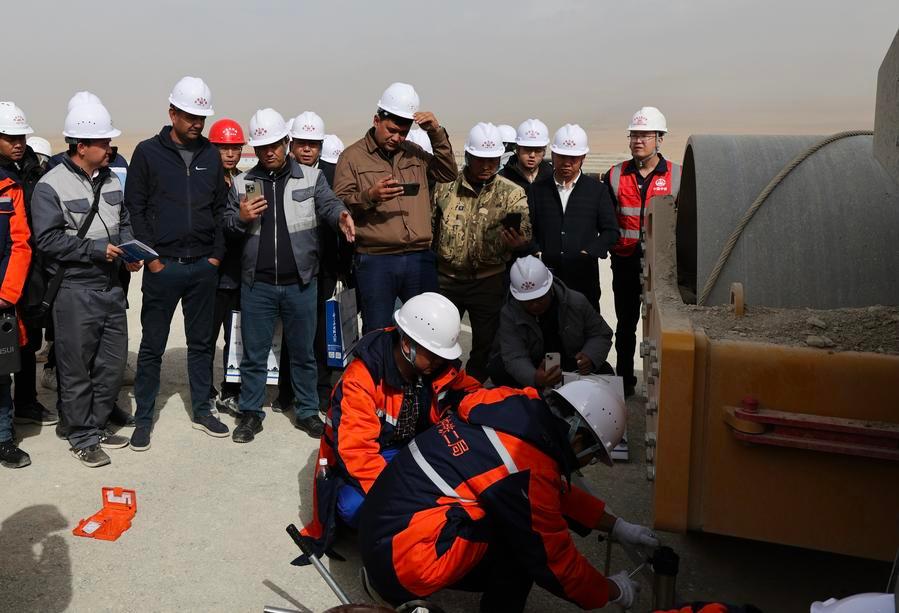 Kakitangan kejuruteraan dan teknikal dari Kyrgyzstan dan Uzbekistan belajar daripada pasukan China mengenai pembinaan subgred di Naryn Oblast, Kyrgyzstan, 18 September 2025. (Foto oleh Ren Weiyun/Xinhua)